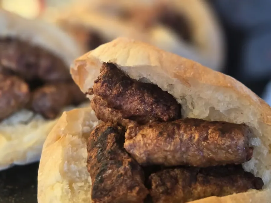 Qebapa të pjekur, të shërbyer në bukë të ngrohtë te Jeta 2000 Grill House